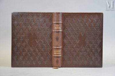 un vieux livre à la couverture brune posé sur une table