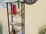 une horloge accrochée au mur au-dessus d'une étagère