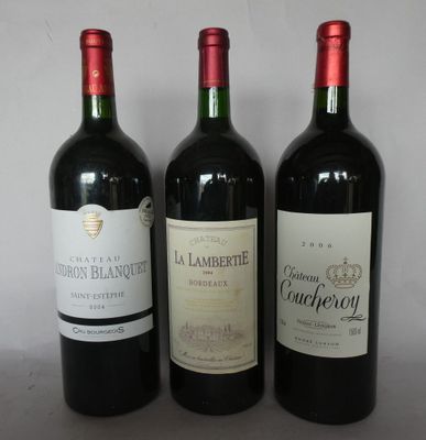 trois bouteilles de vin posées l'une à côté de l'autre sur une table