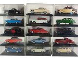de nombreuses maquettes de voitures différentes dans une vitrine