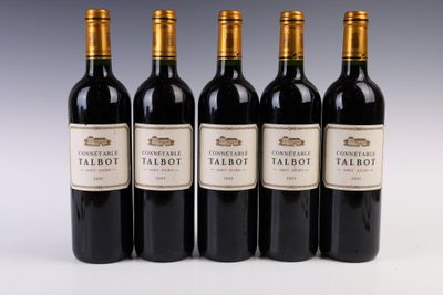 quatre bouteilles de vin sont alignées