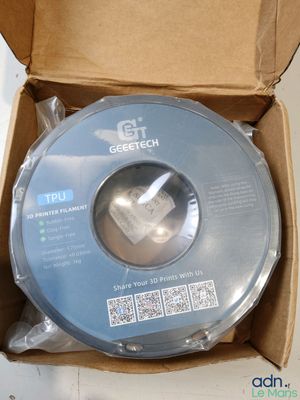 une boîte contenant un DVD, posée sur une table