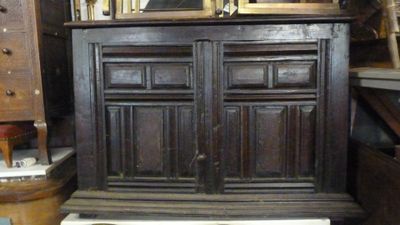 une armoire en bois surmontée d'un miroir