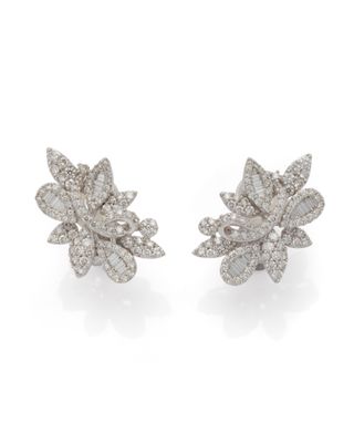 une paire de boucles d'oreilles en diamant et or blanc