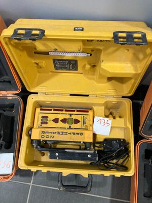 une mallette à outils jaune avec une poignée noire, une mallette à outils jaune avec une poignée noire et une mallette à outils jaune avec une poignée noire et une poignée noire