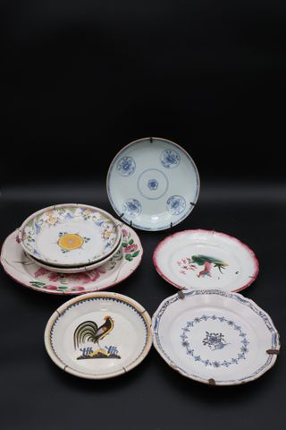 Faïence ancienne : un plat et 5 assiettes, une assiette en porcel...