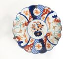 une assiette décorative ornée d'un motif bleu et orange