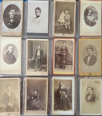 une vieille photo montrant un groupe d'hommes et de femmes