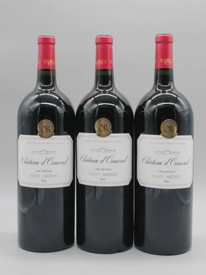trois bouteilles de vin rouge posées côte à côte sur une table