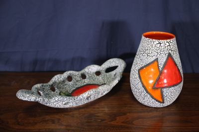 VALLAURIS, XXe siècle Ensemble comprenant un vase et une cou… - Photo 1