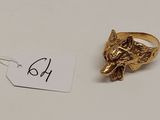 une bague en or ornée d'une tête de chien et d'une étiquette de prix