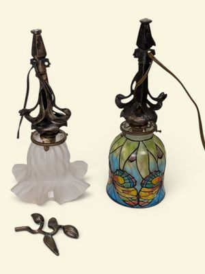 deux lampes placées l'une à côté de l'autre sur une table