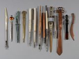 de nombreux types de stylos et de ciseaux sur la table