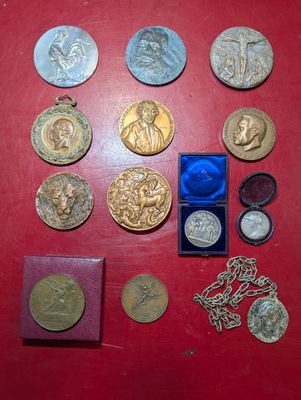 Ensemble de 12 médailles en bronze et un médaillon pendentif…