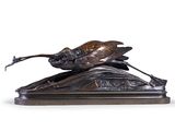 sculpture en bronze représentant un oiseau posé sur une feuille, sur fond blanc