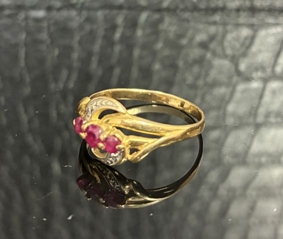 Bague en or 18 carats 750 millièmes à décor de trois petites pier...