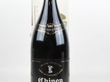 gros plan d'une bouteille de vin sur une surface blanche