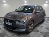 la voiture grise est garée sur un sol en damier dans le garage