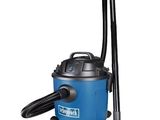 un aspirateur bleu et noir muni d'un tuyau noir