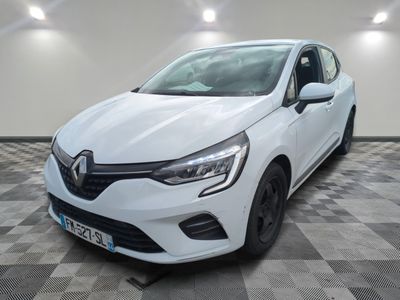 une voiture blanche garée dans un garage au sol en damier