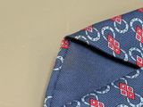 une cravate bleue ornée de motifs rouges et blancs
