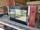 un micro-ondes posé sur une table dans un garage