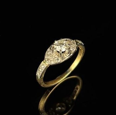 Bague en or jaune ornée d'un diamant rond brillant pesant 0.4 carat en