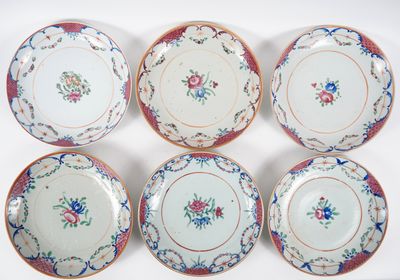 six assiettes ornées de motifs floraux sont disposées sur un fond blanc