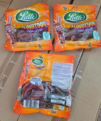 trois sachets de bonbons posés sur une boîte en carton
