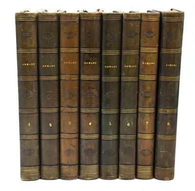 un ensemble de cinq vieux livres superposés