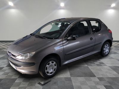 la photo d'une voiture argentée garée dans un garage