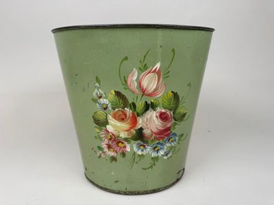 un vase sur lequel sont peintes des fleurs sur fond blanc