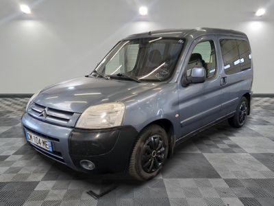 une photo d'une camionnette grise garée dans une pièce