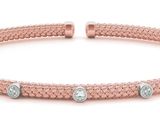 un bracelet en or rose serti de diamants sur fond blanc