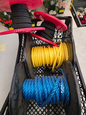 un panier rempli de cordes de toutes sortes dans un magasin