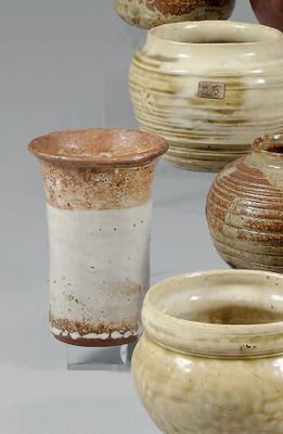 de nombreux types de vases exposés sur une table
