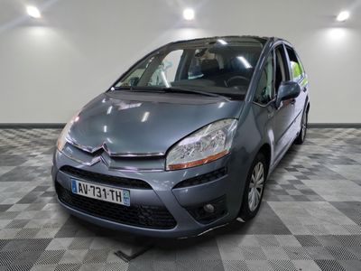 la petite voiture est garée sur le sol en damier du garage