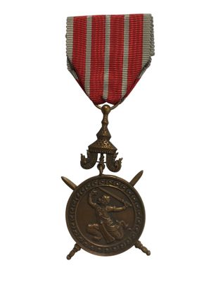 gros plan d'une médaille sur fond blanc