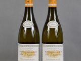 deux bouteilles de vin posées sur une table l'une à côté de l'autre
