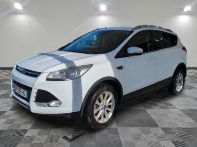 La Ford Kuga blanche est garée dans une pièce dont le sol est en damier.