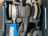 une boîte contenant des outils, posée sur le sol