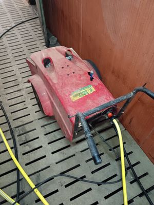 une machine rouge posée sur le sol