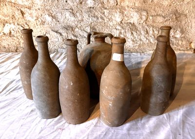 Lot de 6 Bouteilles en terre cuite et 1 cruche - Photo 1