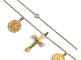 un gros plan d'une croix et d'une pièce de monnaie suspendues à une chaîne