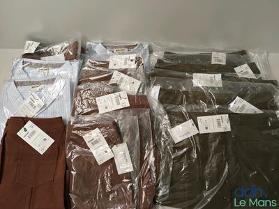 Plusieurs paires de pantalons pour hommes sont emballées dans des sacs en plastique