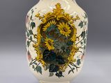 un vase orné d'une image de tournesol