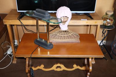 une table sur laquelle se trouvent un ventilateur et un téléviseur