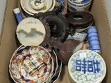 une boîte remplie d'assiettes et de bols en porcelaine posée sur une table