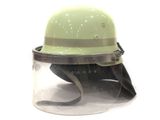 un casque muni d'une visière, sur fond blanc