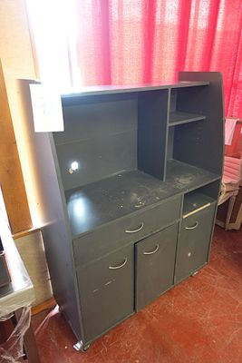 une commode noire à tiroirs dans une pièce avec un rideau rouge